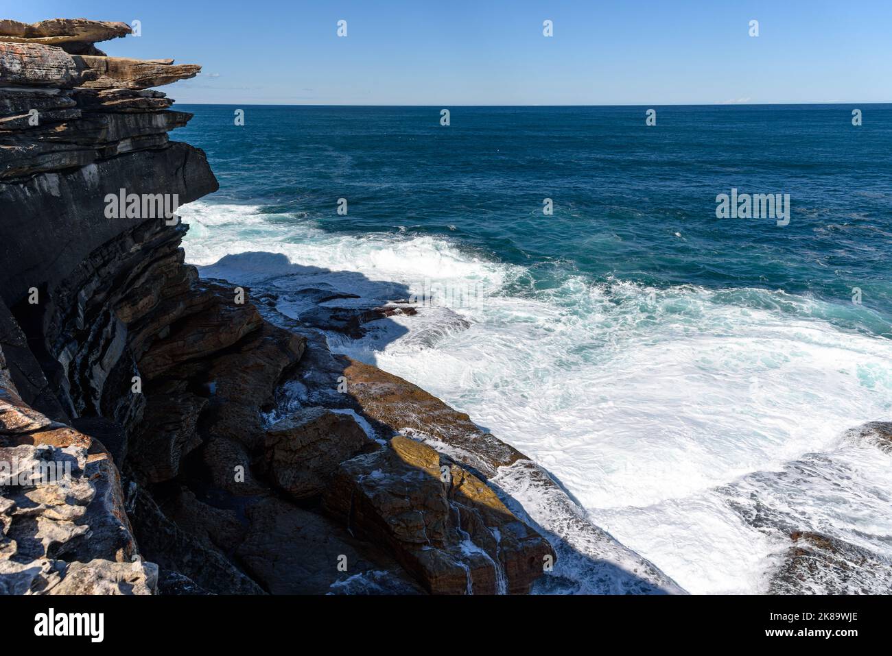 Vagues s'écrasant sur les rochers des falaises de Shark point à Clovelly, Sydney, Australie Banque D'Images