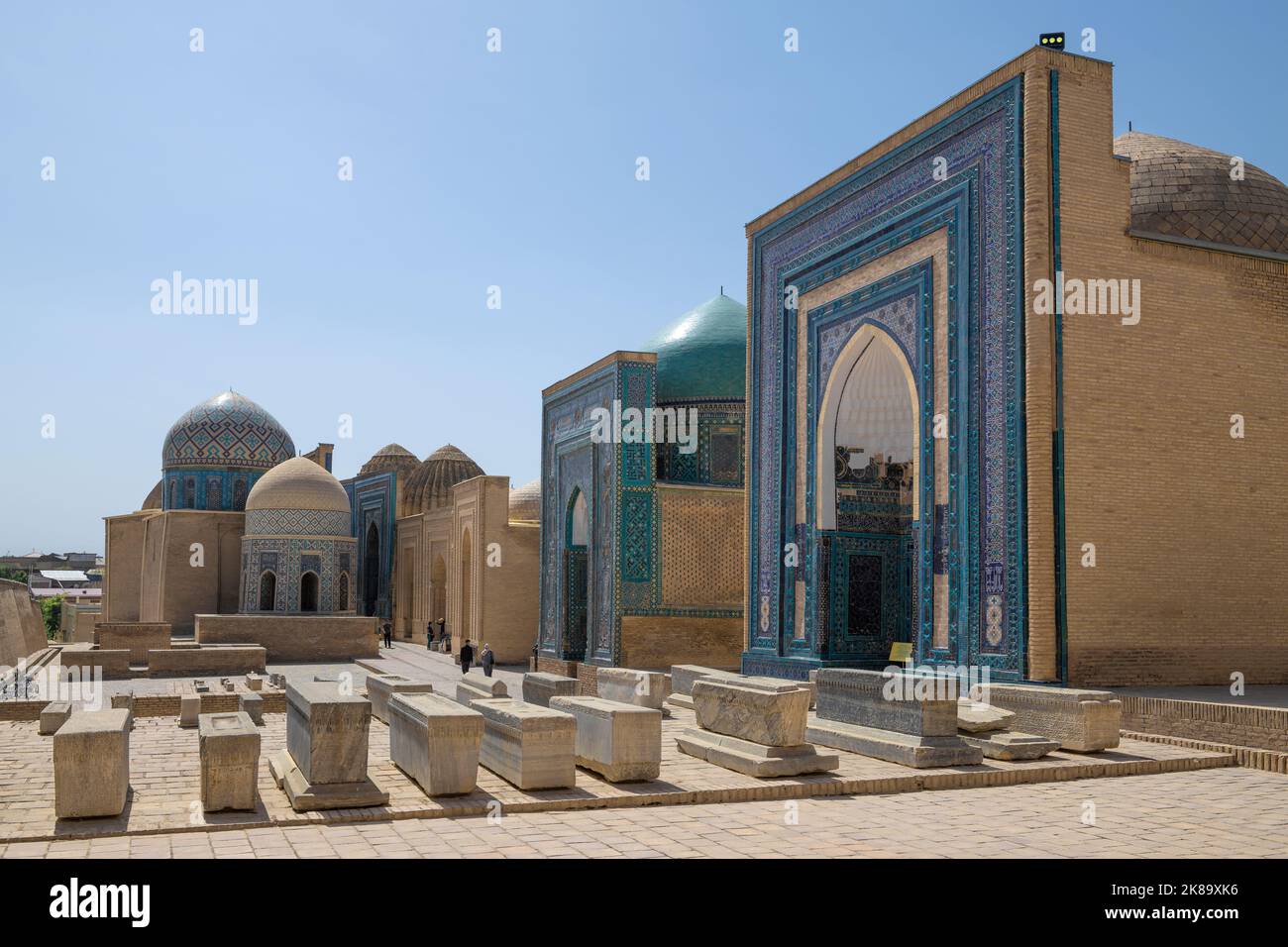 SAMARKAND, OUZBÉKISTAN - 12 SEPTEMBRE 2022 : sur le territoire du complexe médiéval de Shah-i-Zinda mausolées par temps ensoleillé Banque D'Images