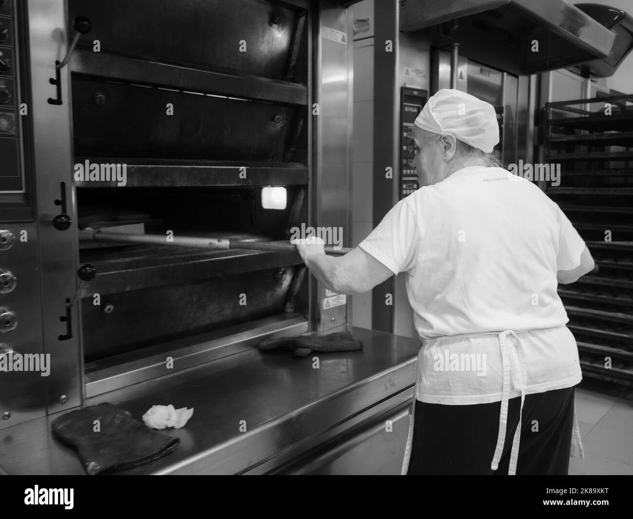 femme âgée au travail dans un grand restaurant de boulangerie Banque D'Images