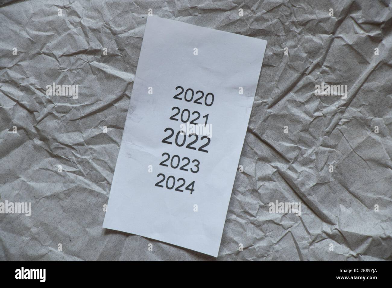 années dans la liste de contrôle 2020,2021,2022,2023 comme liste des années imprimées sur les chèques, la nouvelle année 2022 sur papier comme toile de fond, une liste avec une liste des années Banque D'Images