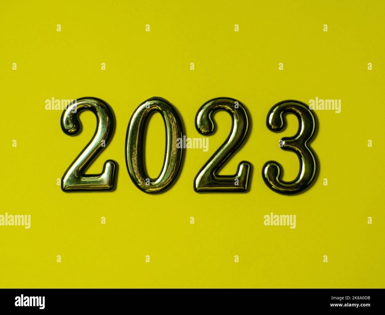 2023 sur fond jaune Banque D'Images