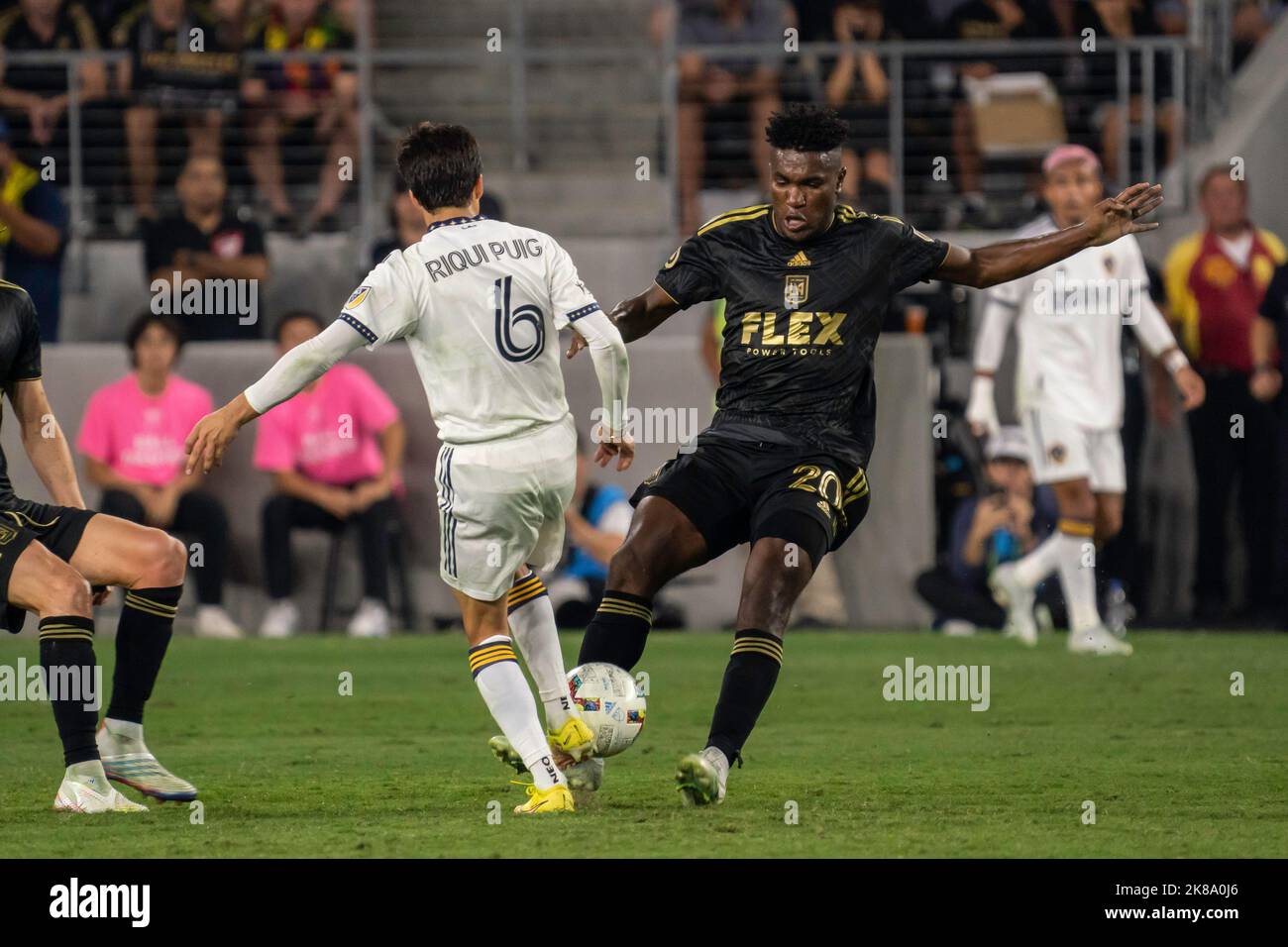 José Cifuentes, milieu de terrain du FC Los Angeles (20) et Riqui Puig, milieu de terrain de la Galaxie de Los Angeles (6), défi de possession lors d'un match de playoff du MLS, TH Banque D'Images