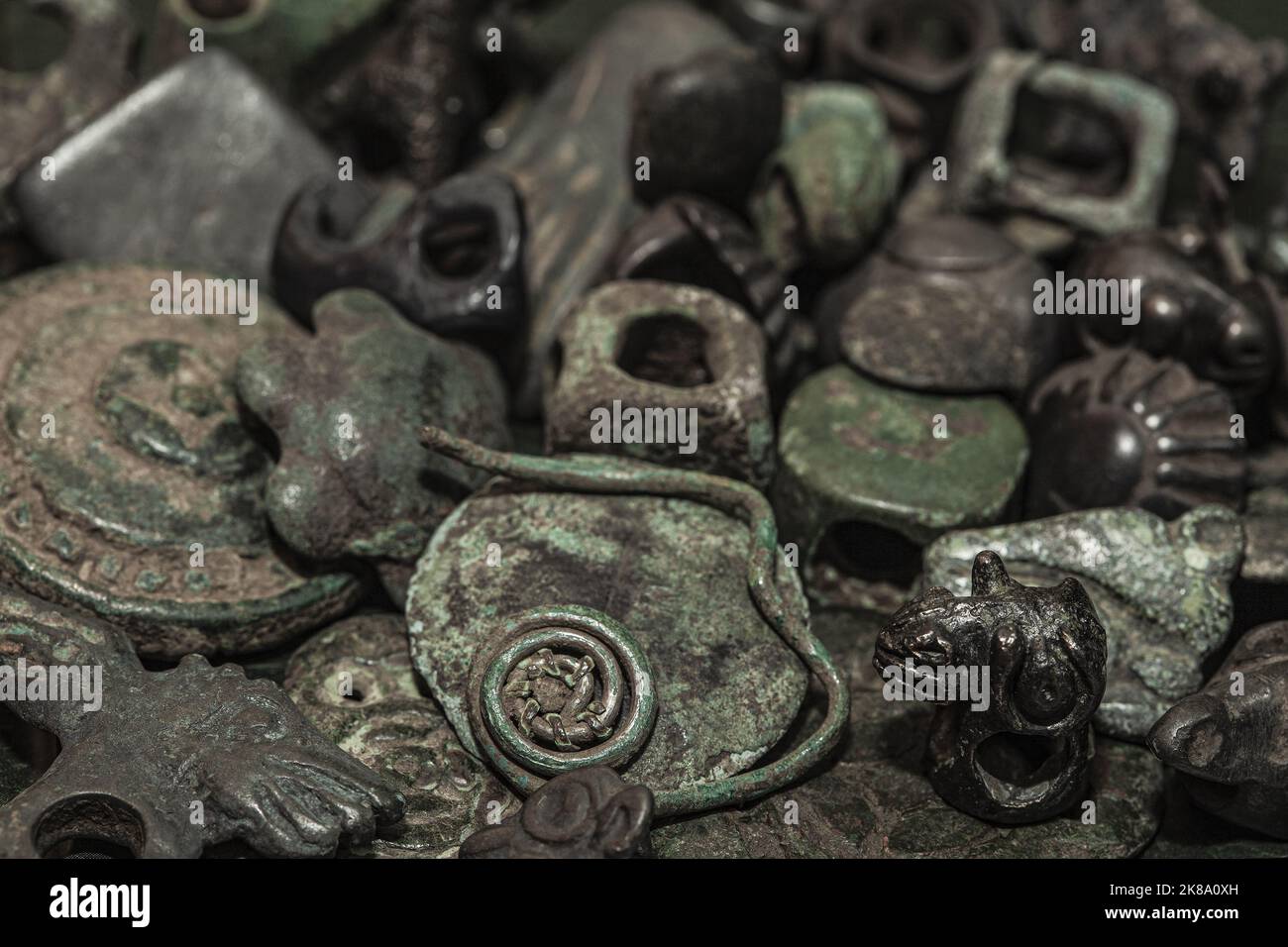 Découvertes archéologiques objets anciens en bronze scythien des scythiens. Mise au point au premier plan. Banque D'Images