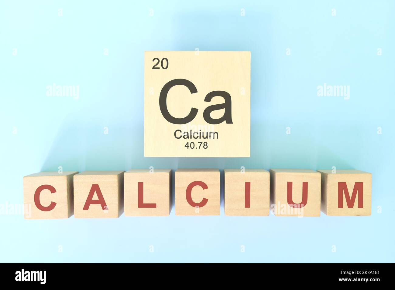 Symbole d'élément chimique en calcium avec masse atomique et nombre atomique en blocs de bois composition de la pose plate. Chimie et science. Banque D'Images