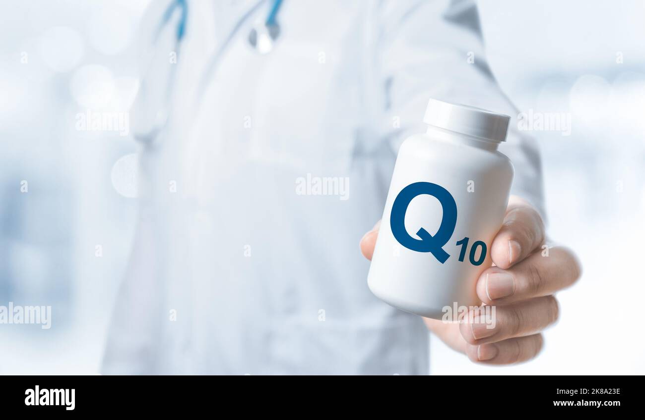 Q10, Coenzyme, CoQ10 suppléments pour la santé humaine. Le médecin recommande de prendre CoQ10. Le médecin donne de la vitamine Q10. Vitamines et minéraux essentiels pour l'homme Banque D'Images