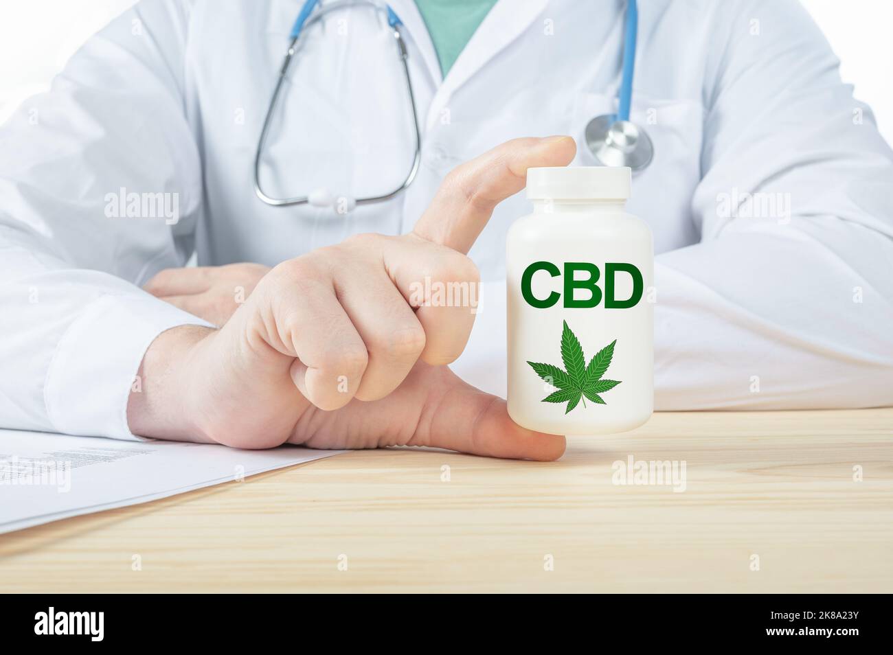 Suppléments de CBD pour la santé humaine. Le médecin recommande de prendre le CBD. Le médecin donne le CBD. Cannabis marijuana cannabis cannabis concept scientifique des soins de santé. Médecin h Banque D'Images
