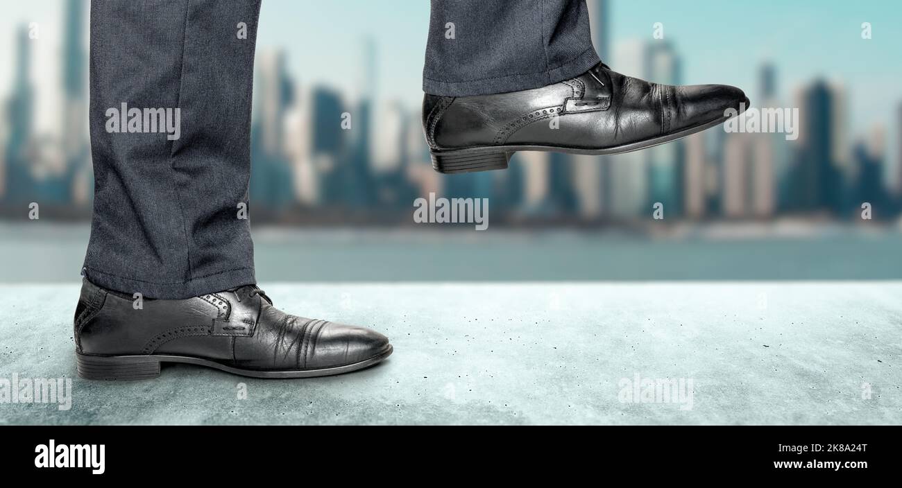 L'homme fait un pas dans les chaussures classiques. Motivation et défi. Gros plan sur des jambes d'homme d'affaires marchant monter un escalier dans une ville moderne, croissance des affaires, g Banque D'Images