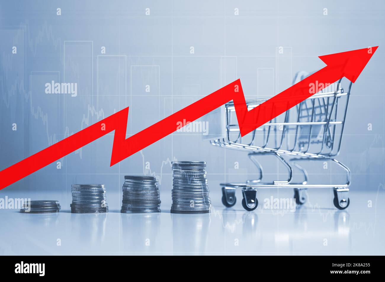 Inflation et crise économique. Petit panier avec pièces empilées et graphique de croissance. Crise mondiale inflation et hausse des prix. Hyperinflation et Banque D'Images