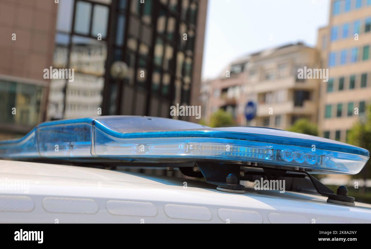 les feux bleus clignotants de la voiture de police lors des patrouilles dans la ville Banque D'Images