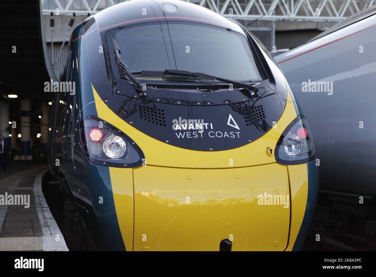Photo du dossier datée du 09/12/19, de l'avant d'un train Avanti de la côte Ouest, les passagers du train ayant dû faire face à de nouvelles difficultés de voyage samedi en raison d'une grève qui a frappé les services sur certaines des routes les plus achalandées du pays. Des membres du syndicat des chemins de fer, des Maritimes et des Transports (RMT) sur la côte ouest d'Avanti ont quitté le pays pendant 24 heures consécutives au-dessus des listes. La société a conseillé aux passagers de vérifier avant de voyager, en avertissant qu'un horaire « considérablement réduit » était prévu pendant des heures d'ouverture limitées. Avanti West Coast va prendre un train à une heure de London Euston pour Manchester, Glasgow et Liverpool, avec les services t Banque D'Images