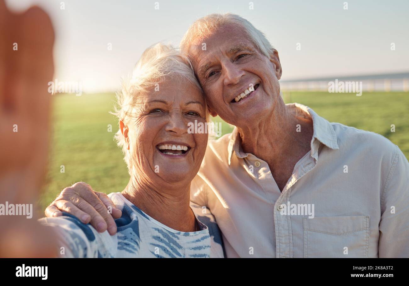 Selfie, sourire et couple senior dans la nature pour des vacances en Argentine pendant leur retraite ensemble. Heureux, sourire et portrait d'un homme âgé et Banque D'Images