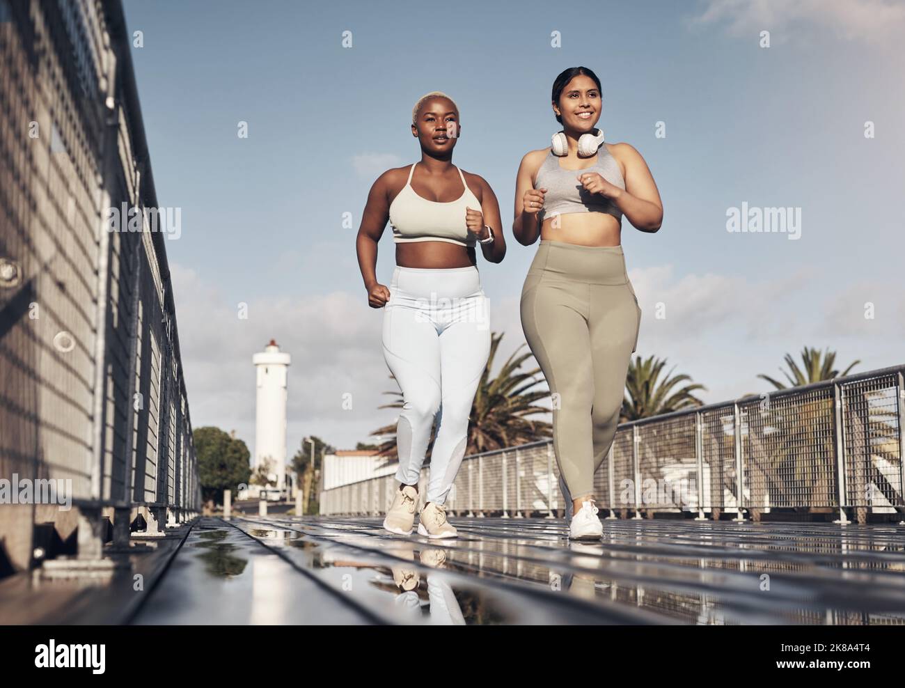 C'était pour nous-mêmes que deux jeunes femmes se sont sorties pour une course ensemble. Banque D'Images