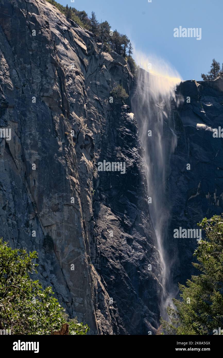 Bridalveil Fall, 188 mètres de haut, est l'une des plus importantes chutes d'eau du parc national de Yosemite, Californie. Banque D'Images