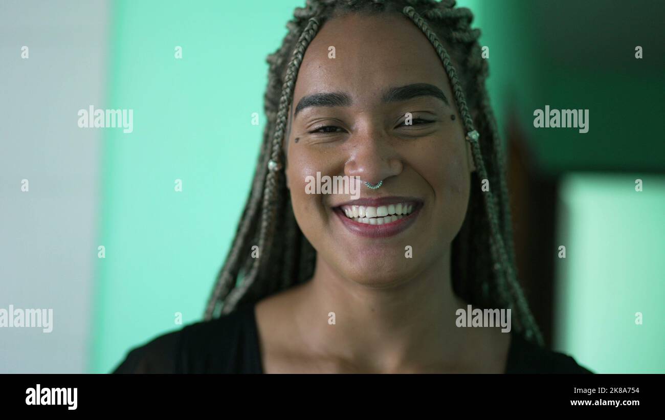 Une heureuse femme hispanique noire portrait visage souriant à l'appareil photo avec la coiffure Dreadlocks Banque D'Images