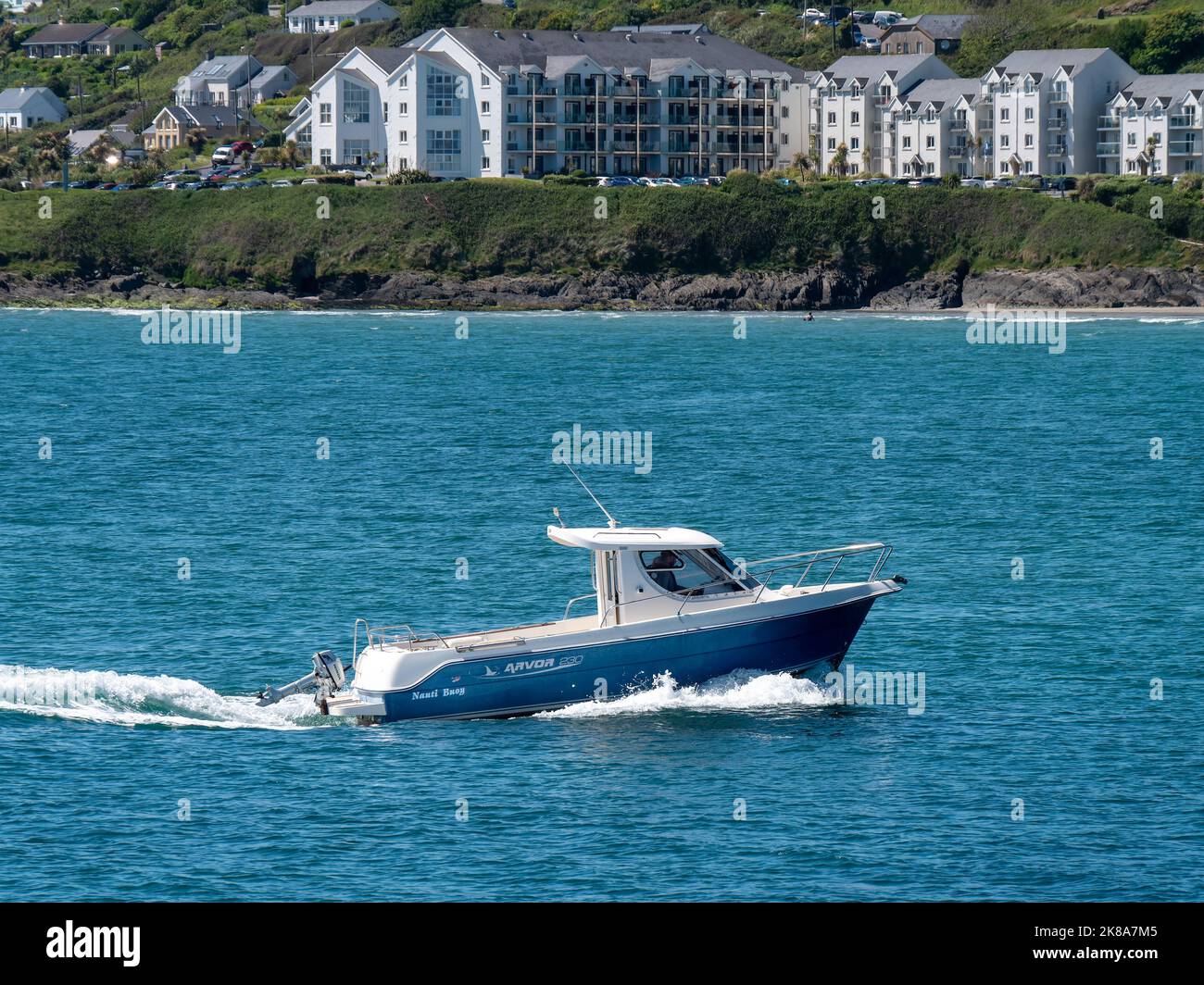 Comté de Cork, Irlande, 28 mai 2022. Un bateau à moteur blanc et bleu navigue sur une mer bleue lors d'une journée de printemps ensoleillée. Paysage marin. Bateau blanc et bleu, mer Banque D'Images