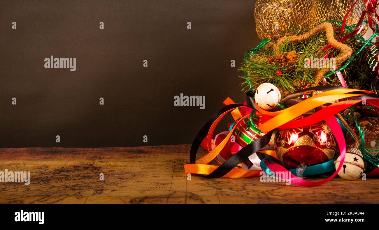 Décorations de Noël disposées sur une table avec espace pour les copies. Banque D'Images