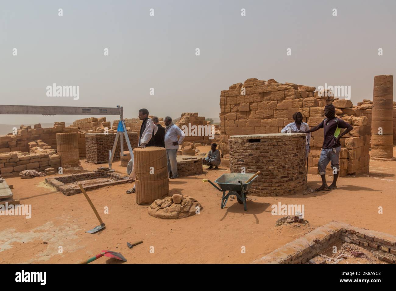 ETAT DU NIL, SOUDAN - 5 MARS 2019 : travailleurs aux fouilles de la Grande enceinte de Musawwaat es-Sufra (Musawara Al-Sufra) au Soudan Banque D'Images