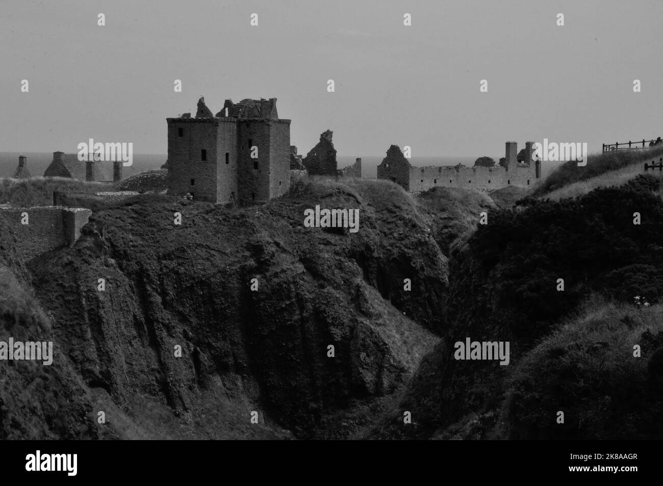 Die Ruine von Dunnottar Castle BEI Stonehaven an der schottischen Ostküste liegt nicht nur malerisch direkt am Meer auf schroffen Felsen. Sie ist auch Banque D'Images