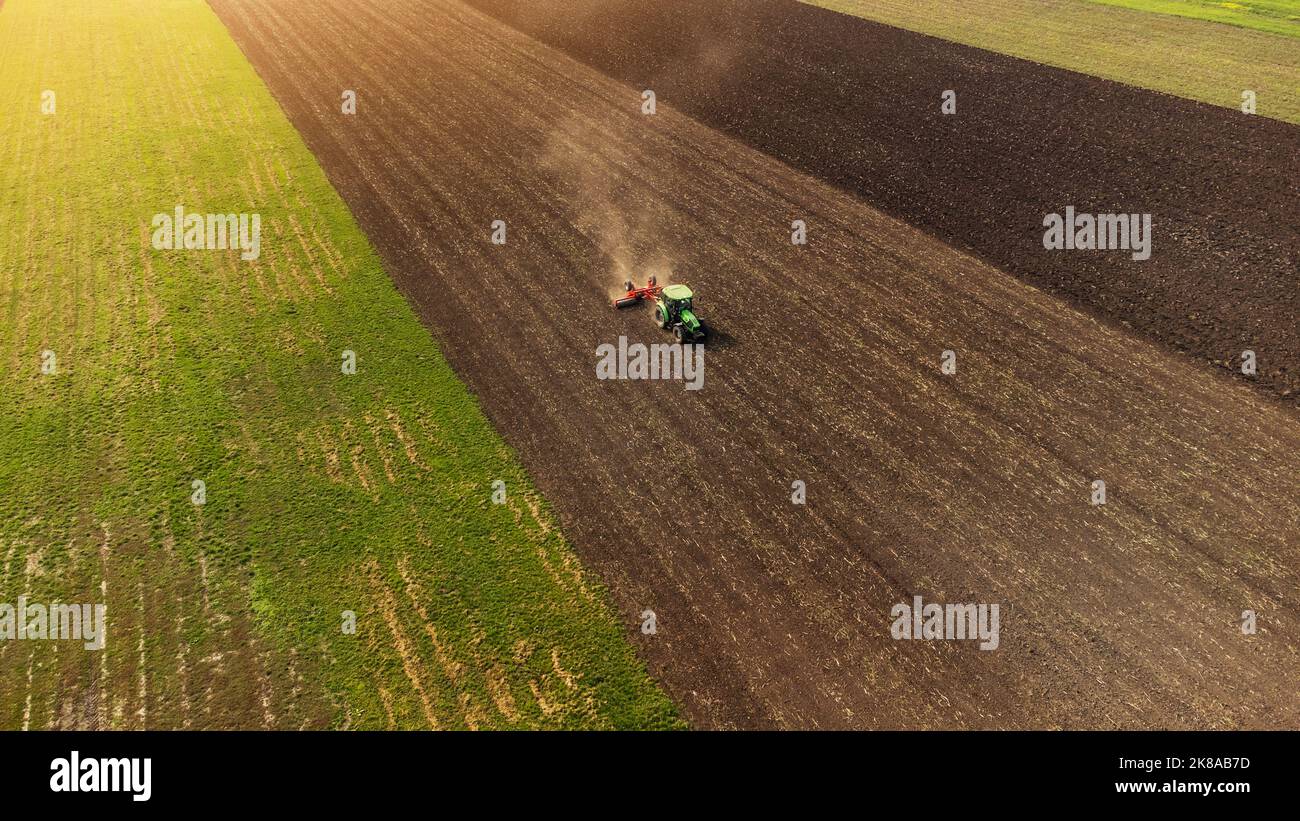 Vue aérienne d'un tracteur labourant sur le champ de la ferme Banque D'Images