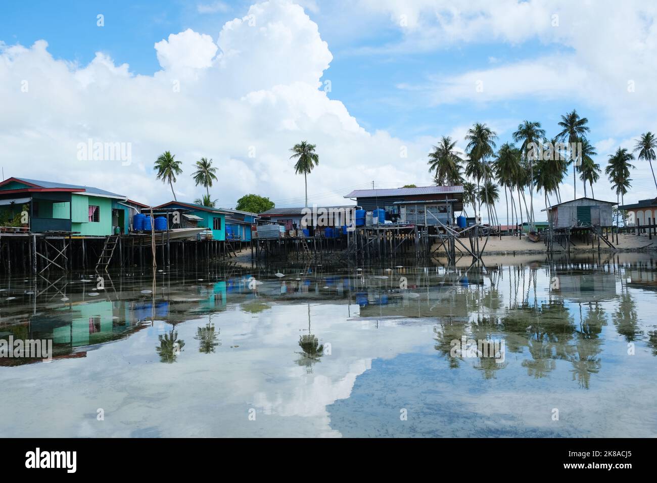 L'île d'Omadal est une île malaisienne située dans la mer des Celebes, sur l'état de Sabah. La communauté du village de bajau laut. Banque D'Images