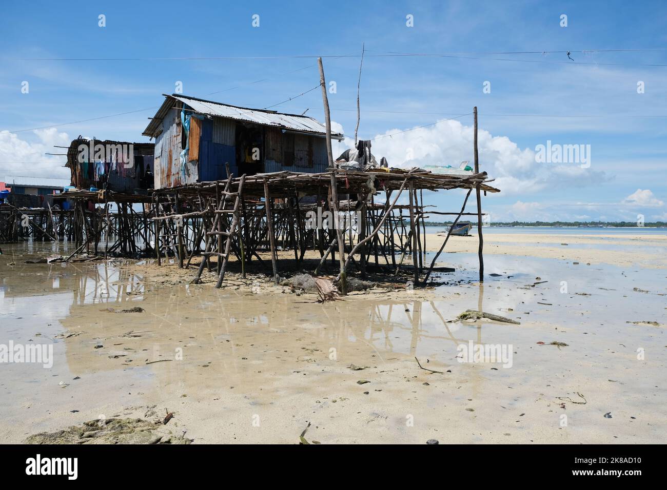 L'île d'Omadal est une île malaisienne située dans la mer des Celebes, sur l'état de Sabah. La communauté du village de bajau laut pendant la basse marée. Banque D'Images