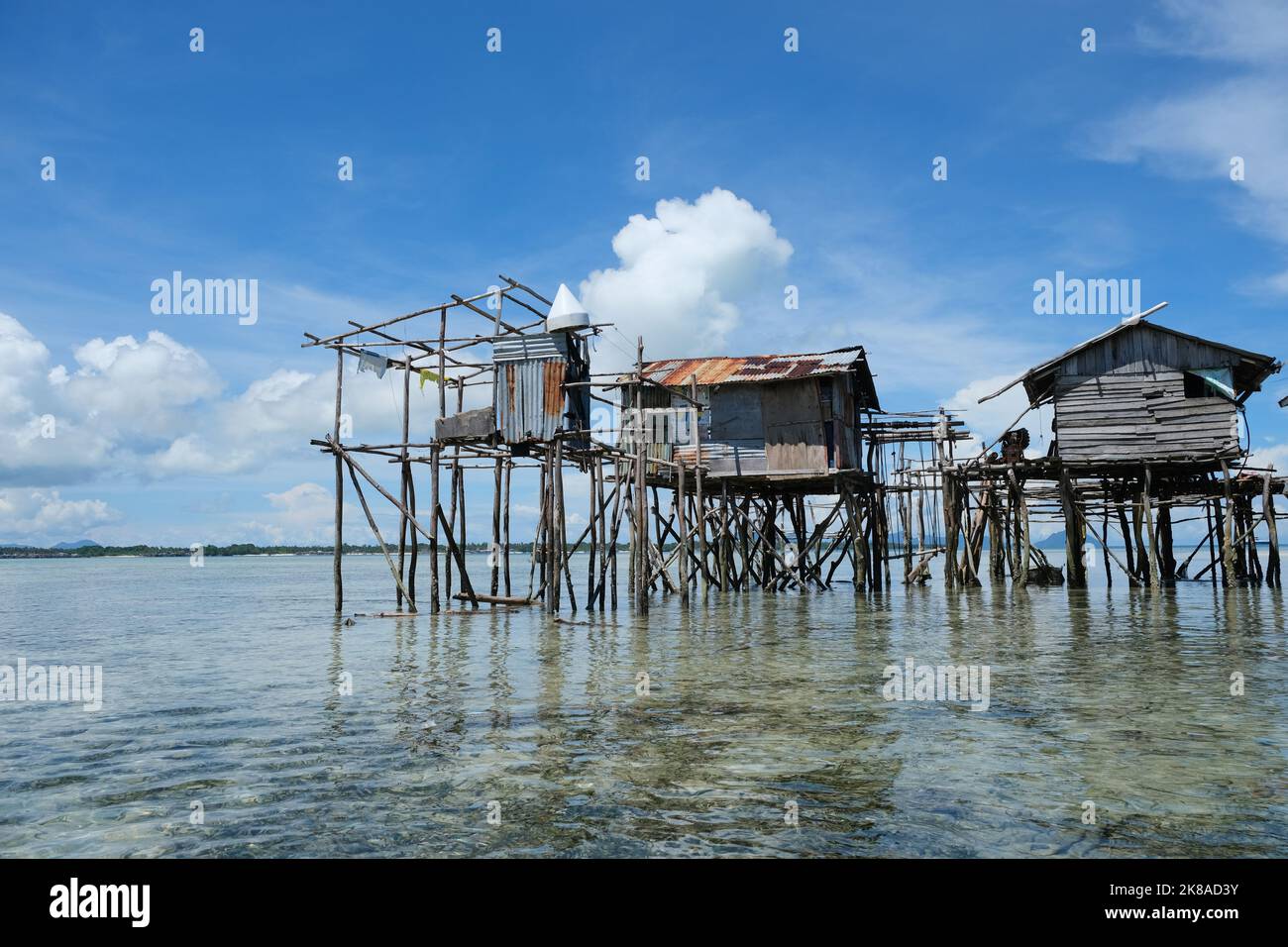 L'île d'Omadal est une île malaisienne située dans la mer des Celebes, sur l'état de Sabah. La communauté du village de bajau laut. Banque D'Images