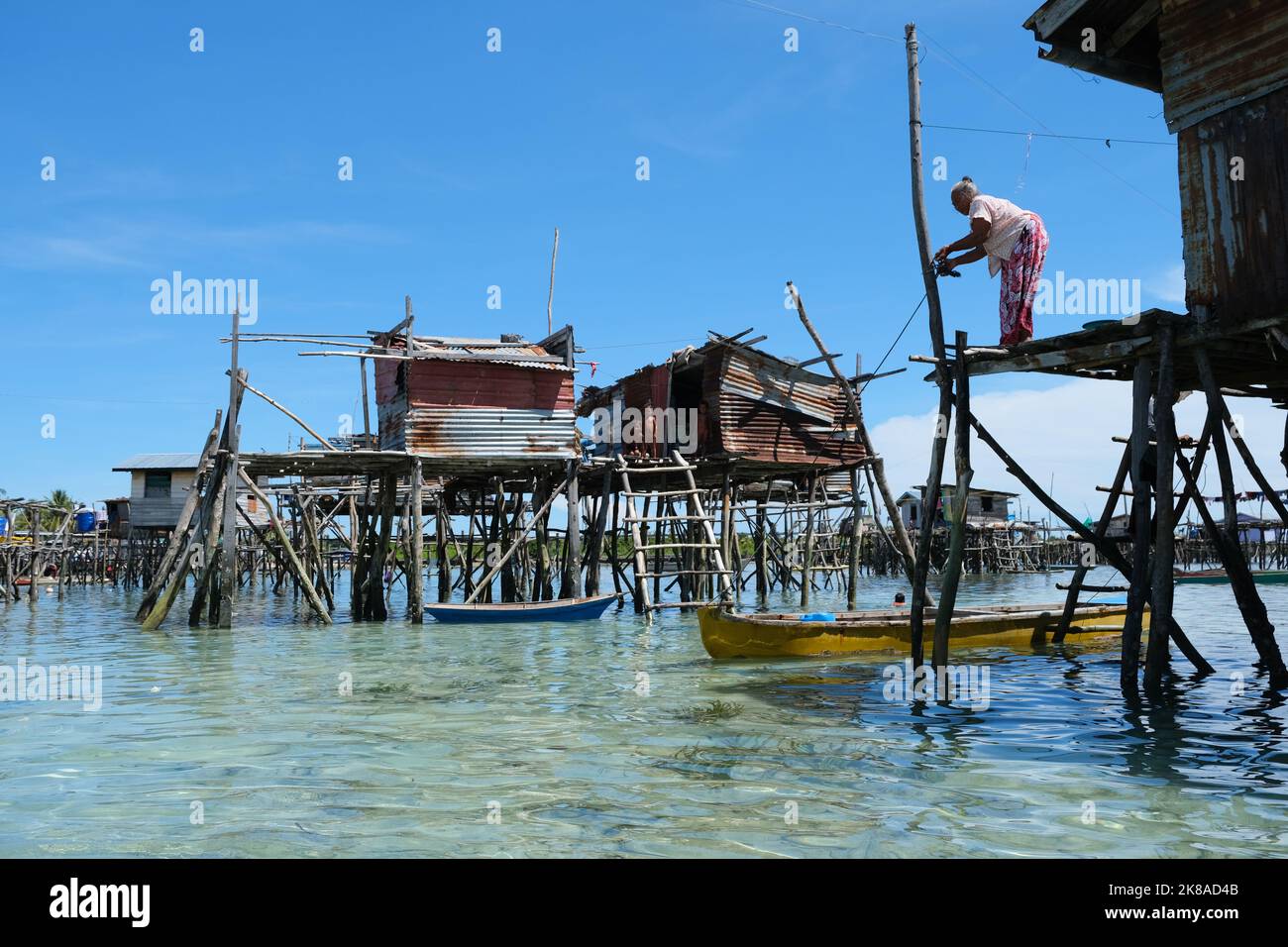 L'île d'Omadal est une île malaisienne située dans la mer des Celebes, sur l'état de Sabah. La communauté du village de bajau laut pendant la basse marée. Banque D'Images