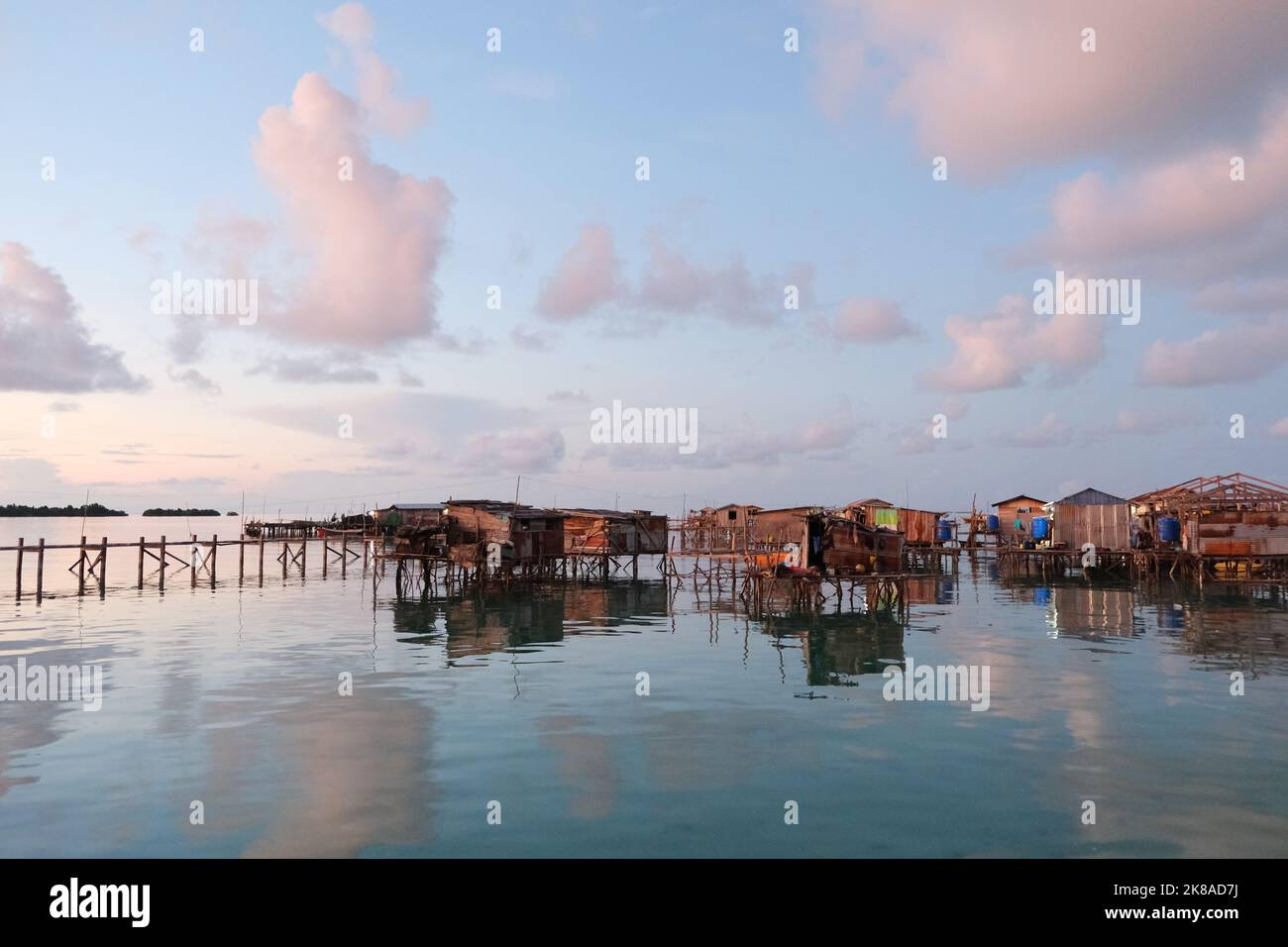 Beau coucher de soleil dans un village de bajau, Pulau Omadal Banque D'Images