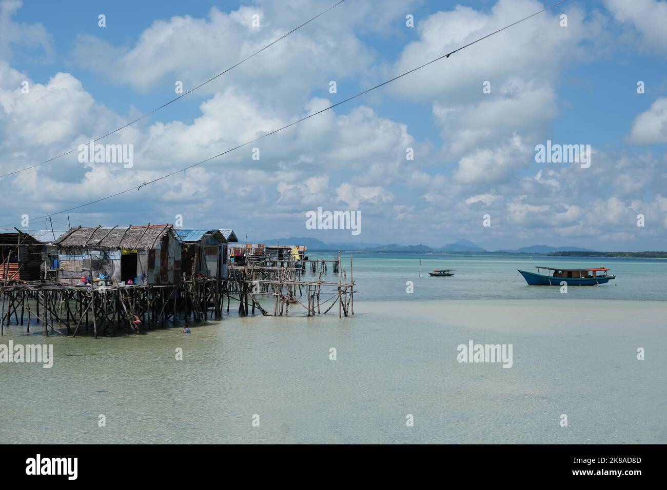 L'île d'Omadal est une île malaisienne située dans la mer des Celebes, sur l'état de Sabah. La communauté du village de bajau laut pendant la basse marée. Banque D'Images