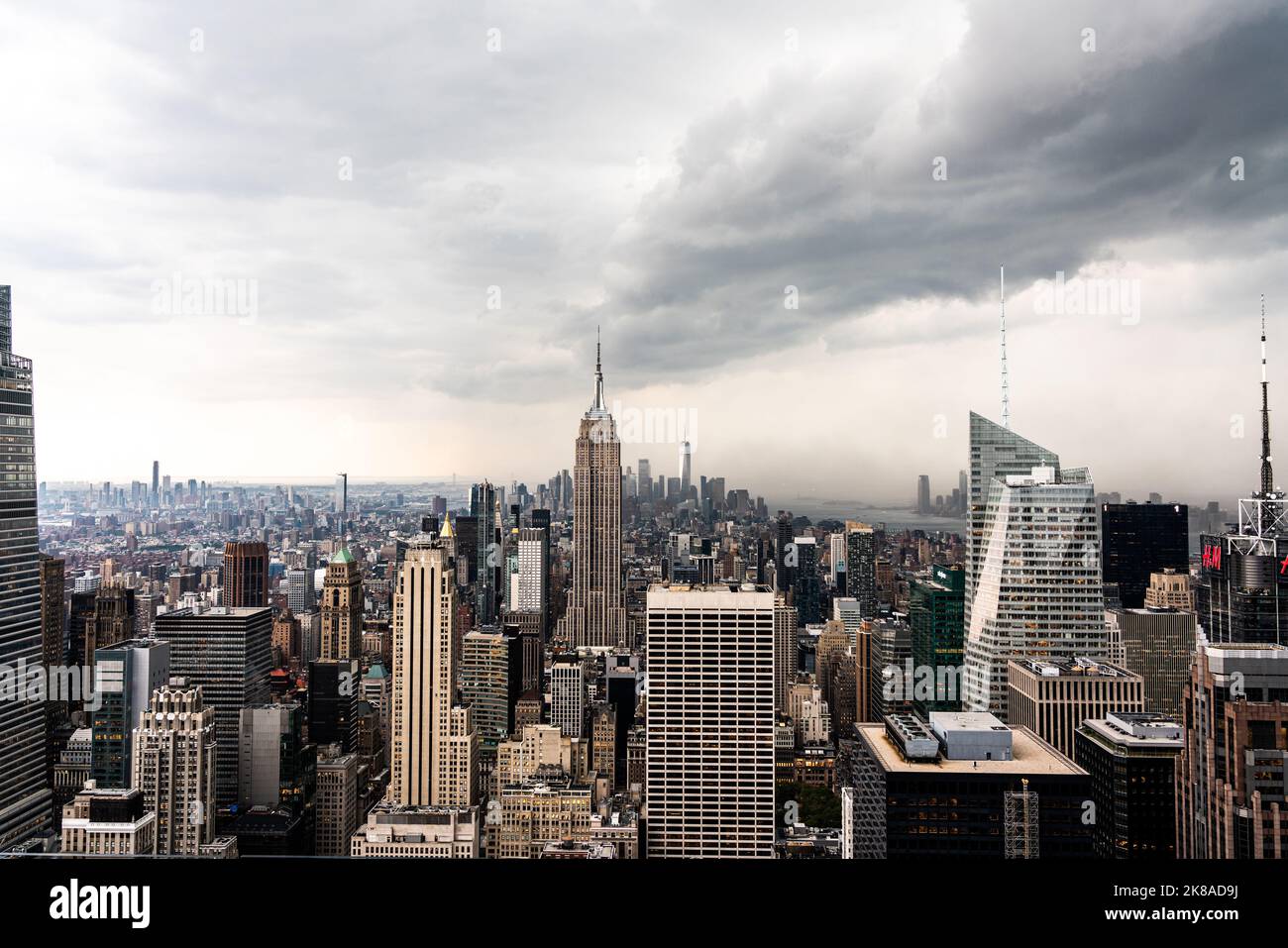 New York, États-Unis - 18 septembre 2022. Vue aérienne panoramique sur les nuages sombres de la tempête au-dessus de New York Banque D'Images