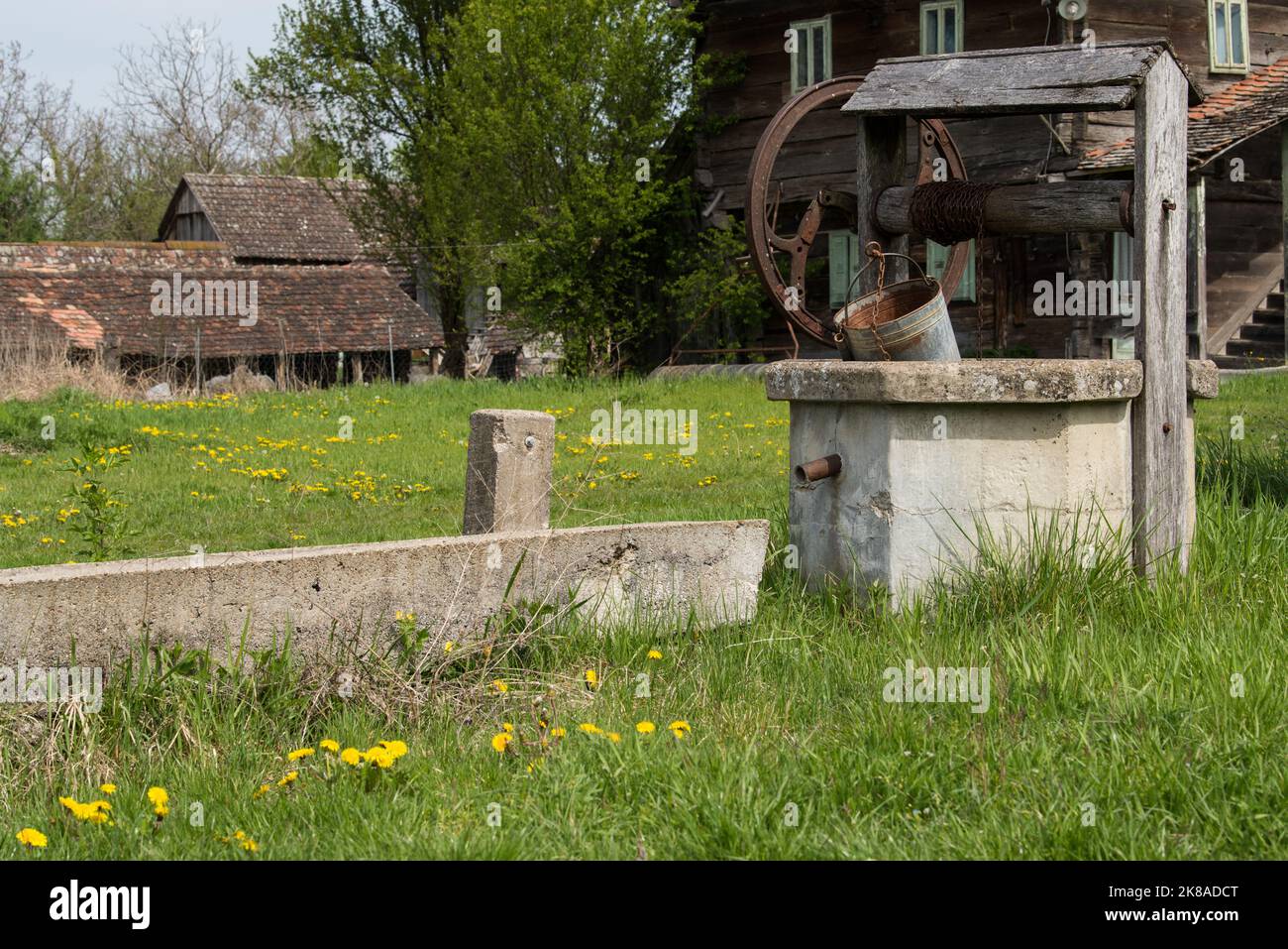 Croatie, mai 01,2022: Puits pour l'eau située dans la campagne. Banque D'Images