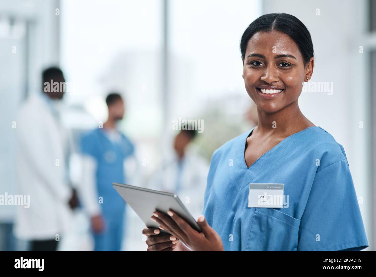 Les dernières innovations en matière de recherche médicale sont en un coup de pouce. Portrait d'une jeune infirmière utilisant une tablette numérique dans un hôpital. Banque D'Images