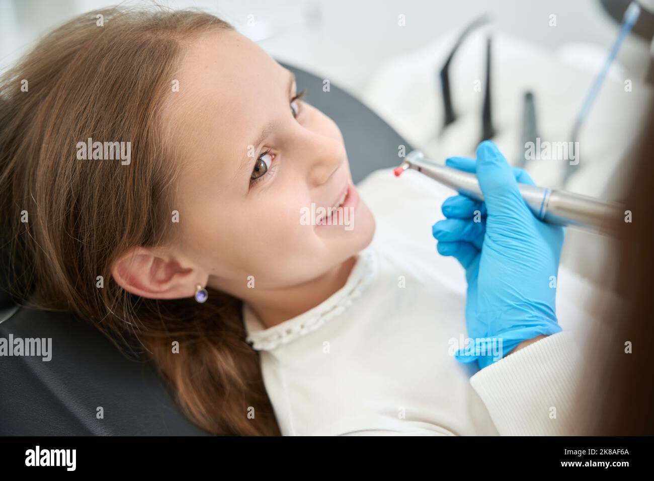 Préadolescents de l'enfant avant la prochaine procédure de polissage des dents dans le bureau de stomatologiste Banque D'Images