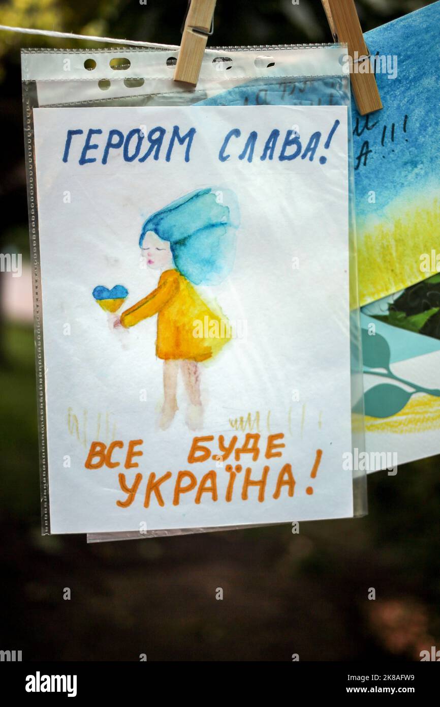 Odessa, Ukraine. 15th octobre 2022. Le dessin pour enfants est visible avec l'inscription « Glory to the Heroes, Everything will be Ukraine » Day Off dans le parc nommé d'après Maxim Gorky. Les enfants pourraient accrocher des photos consacrées à l'Ukraine et aux forces armées de l'Ukraine et apprendre à tisser des filets de camouflage pour les besoins des forces armées de l'Ukraine avec des adultes. (Photo de Viacheslav Onyshchenko/SOPA Images/Sipa USA) crédit: SIPA USA/Alay Live News Banque D'Images