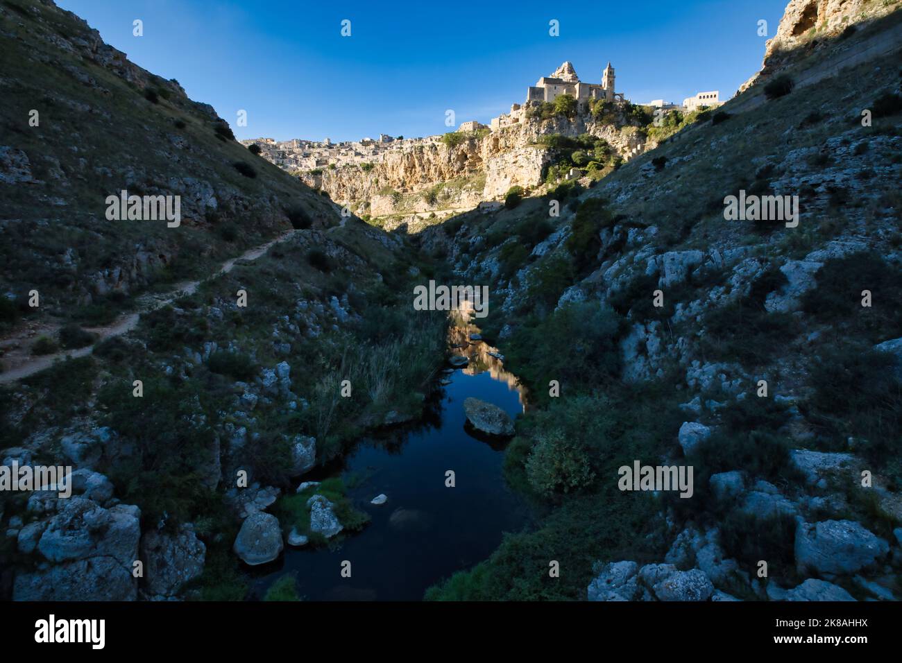 Vue sur le quartier de Sasso Caveoso à Matera depuis le canyon Banque D'Images