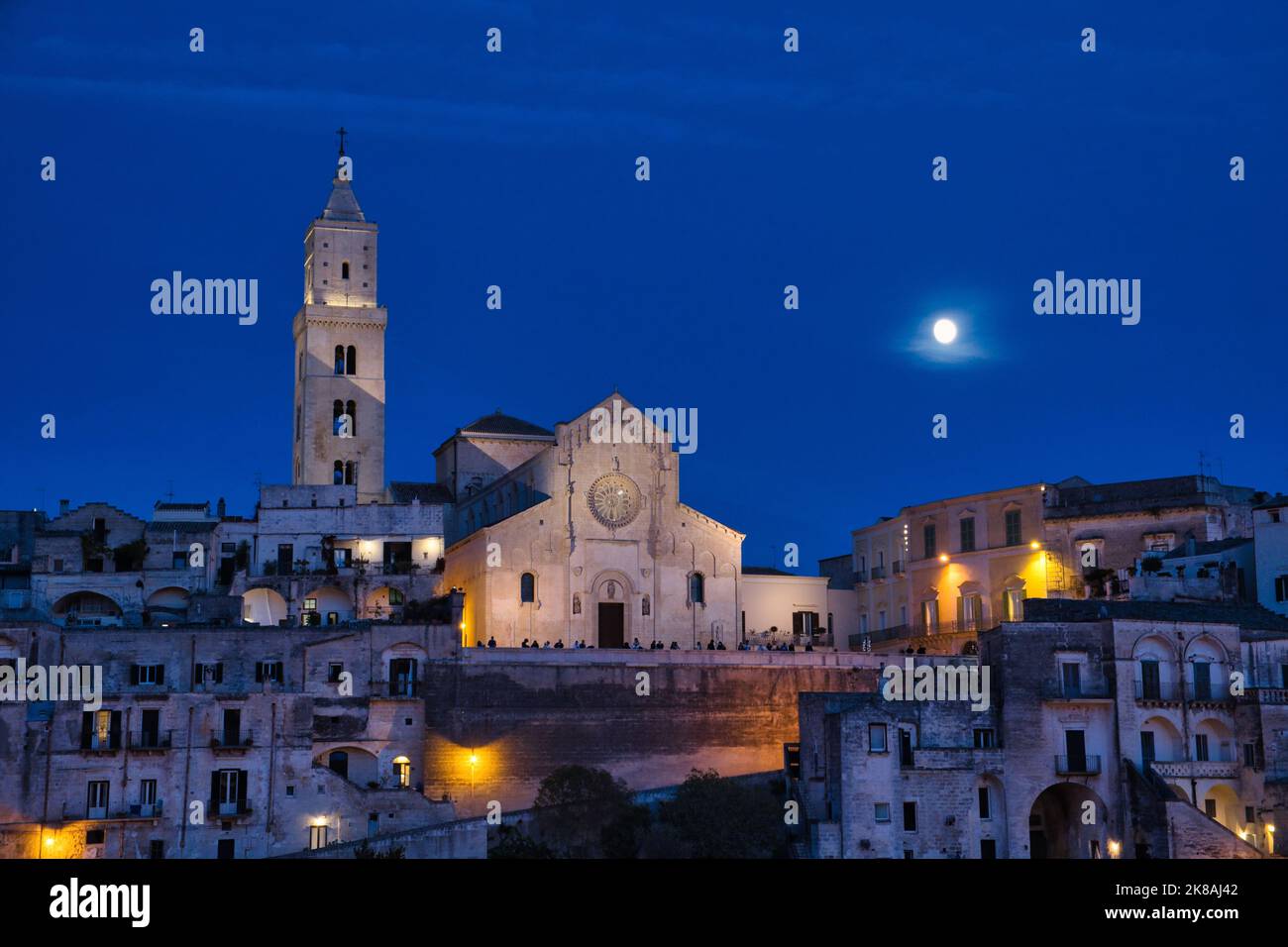 Vue sur la cathédrale de Maria Santissima della Bruna et Sant'Eustache à l'heure bleue avec la lune à Matera Banque D'Images