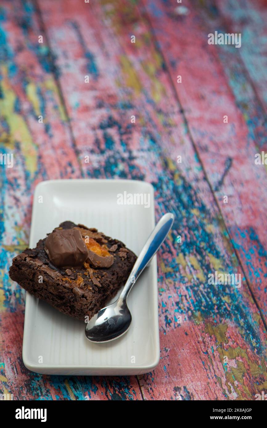 Fudge Brownie sur plaque avec fond coloré Banque D'Images