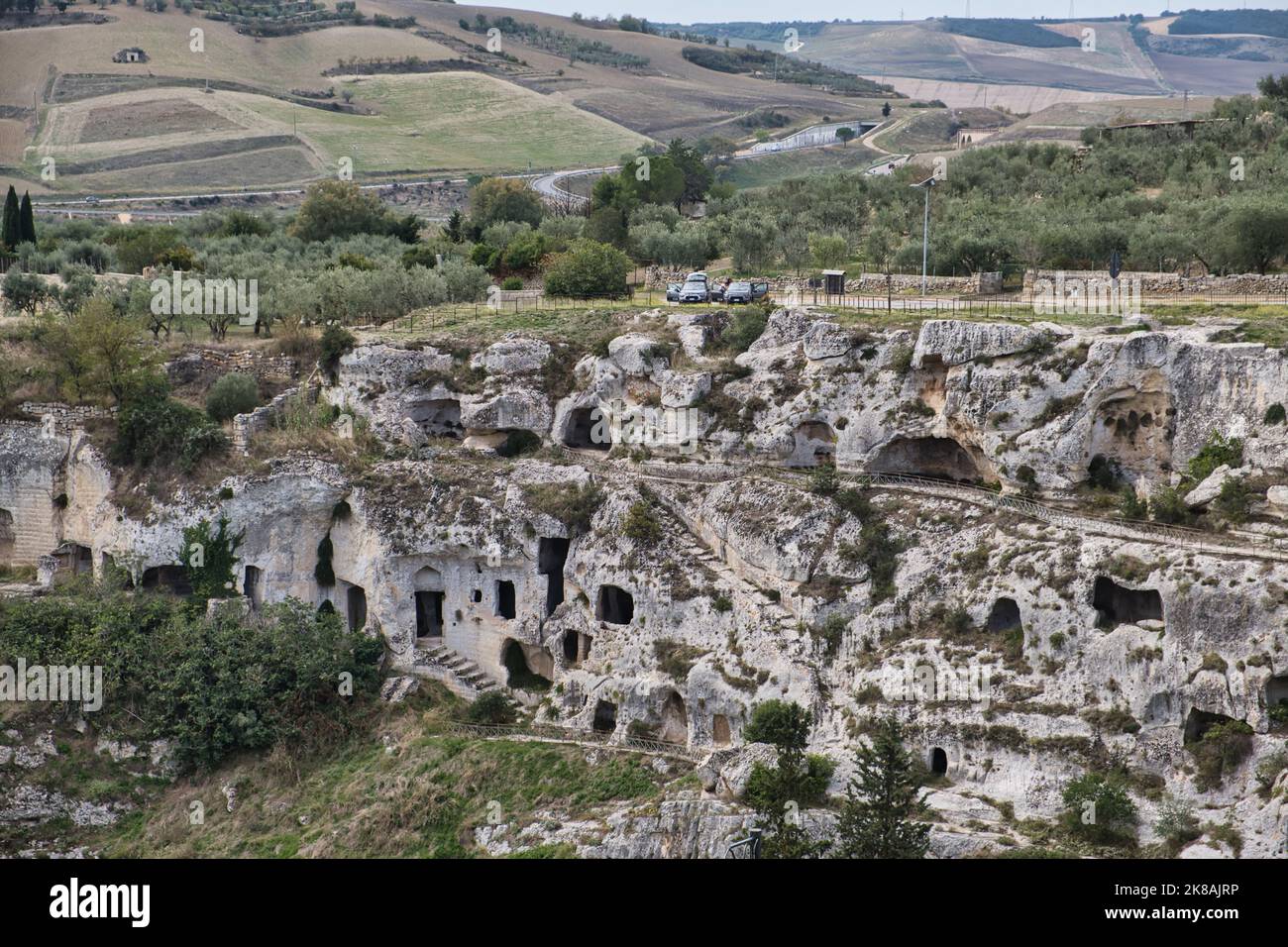 Vue sur le complexe rocheux des sept chambres de Gravina à Puglia, près de Matera Banque D'Images