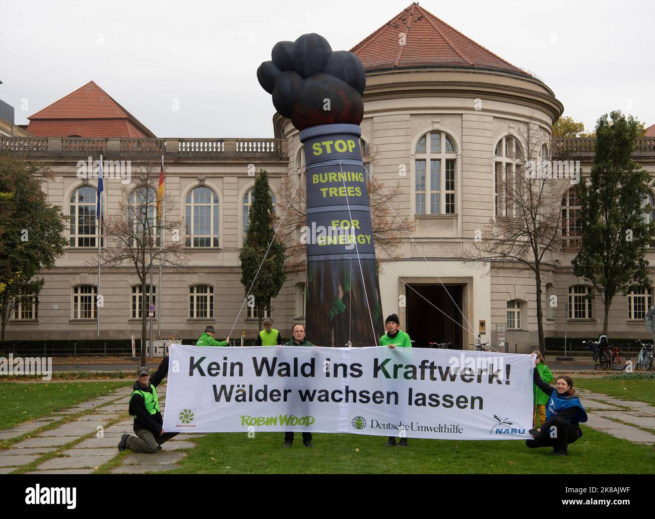 Berlin, Allemagne. 21st octobre 2022. Les activistes du climat protestent devant le ministère fédéral de l'économie et de la protection du climat avec une bannière lisant "pas de forêts dans les centrales électriques! Laissez les forêts pousser contre les incitations financières pour brûler du bois dans les centrales électriques. Robin Wood, Naturschutzbund Deutschland, Deutsche Umwelthilfe et Biofuelwatch ont appelé à l'action. Credit: Paul Zinken/dpa/Alay Live News Banque D'Images