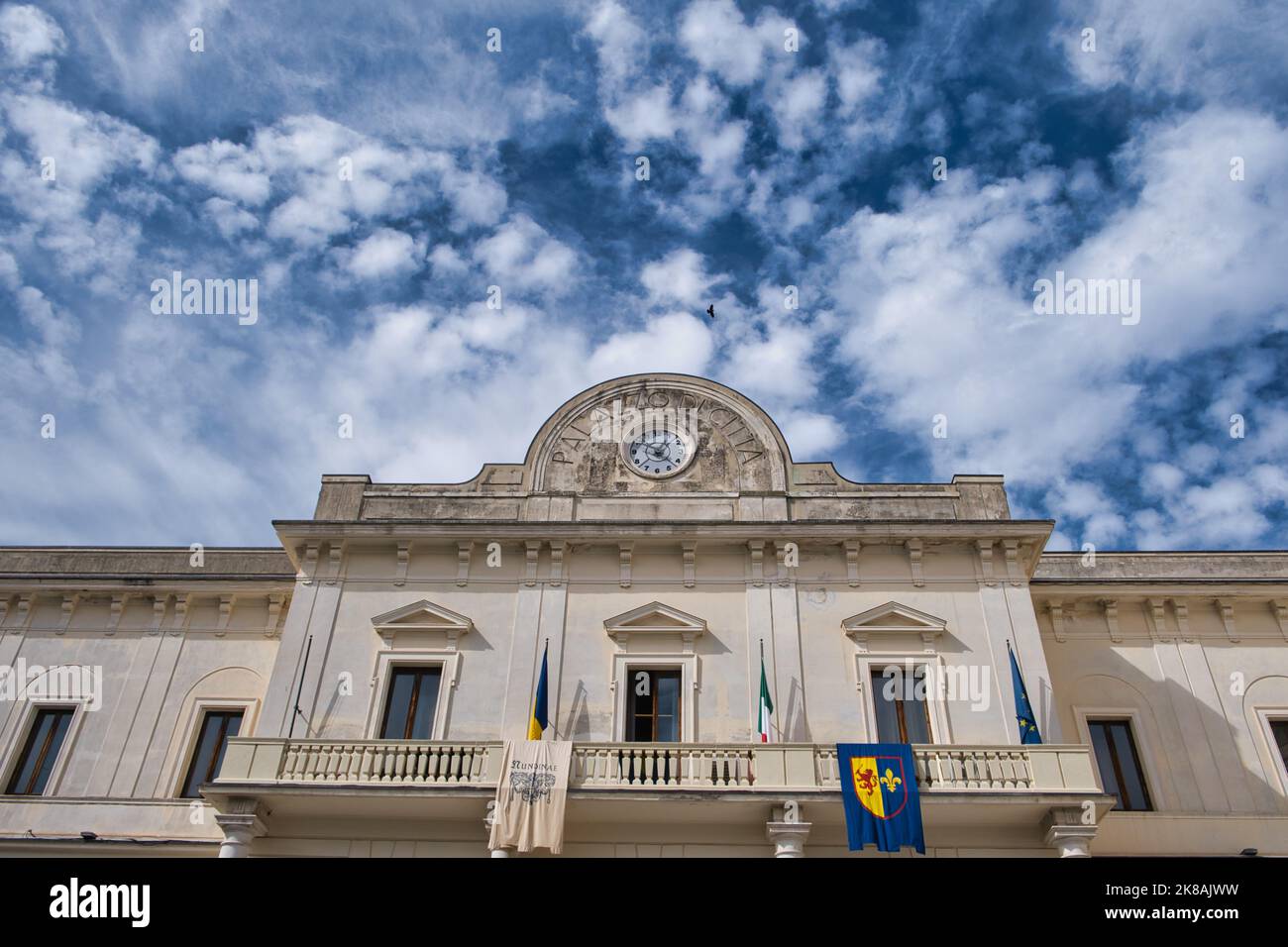 Vue à angle bas de la façade du 'Palazzo di Città', l'hôtel de ville de Gravina à Puglia Banque D'Images