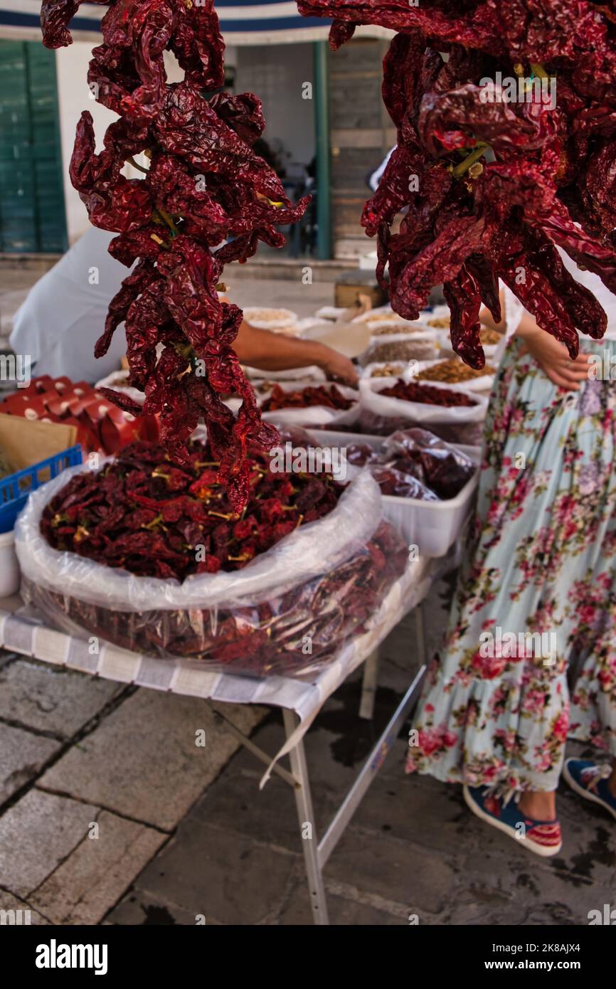 'Peperoni Cruschi', un ingrédient typique de la cuisine locale, au marché en plein air de Matera Banque D'Images
