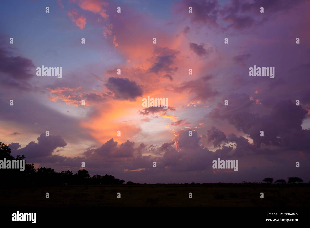 Coucher de soleil coloré et brillant avec des nuages roses orange Banque D'Images