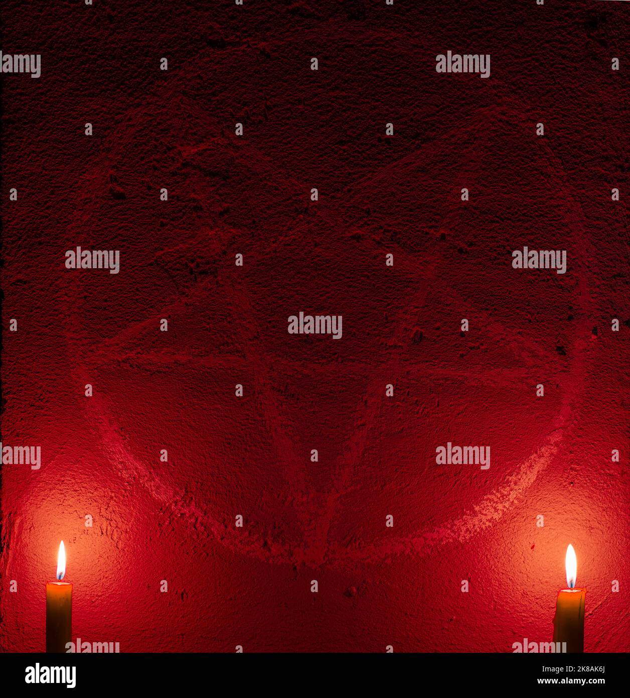 Symbole de pentagramme blanc sur un mur en béton. Autel satanique éclairé de bougies. Arrière-plan sombre. Occultisme effrayant et mystique Banque D'Images