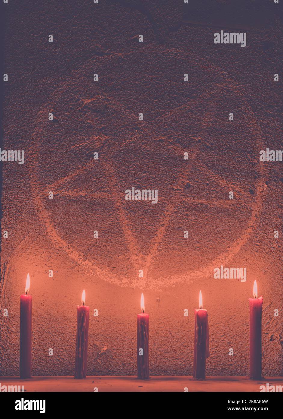 Symbole de pentagramme blanc sur un mur en béton. Autel satanique éclairé de bougies. Arrière-plan sombre. Occultisme effrayant et mystique Banque D'Images