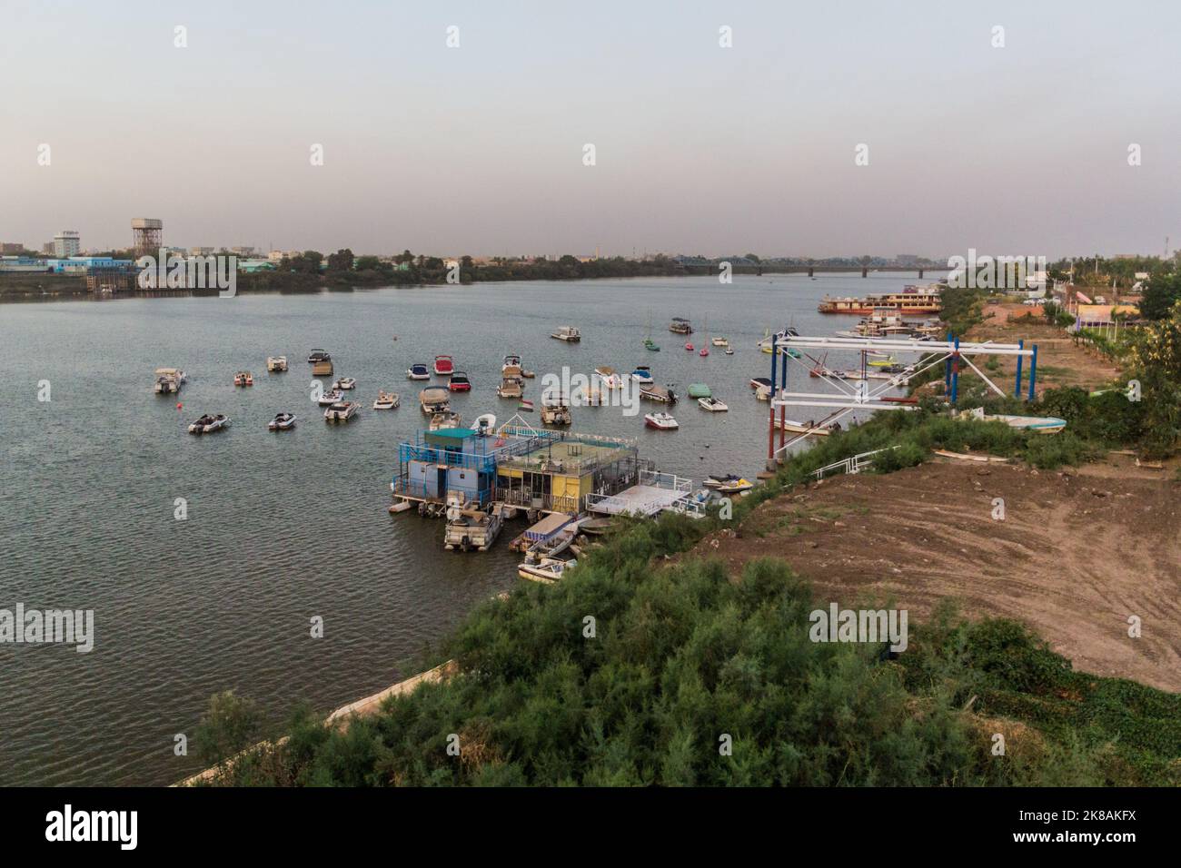 Bateaux sur le Nil Bleu à Khartoum, capitale du Soudan Banque D'Images