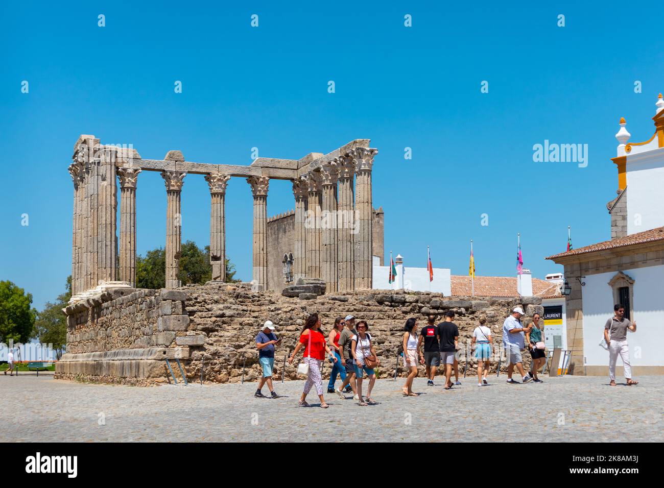 Portugal, août 2022 : touristes visitant les ruines d'un temple romain, Templo de Diana, Évora, Alentejo, Portugal Banque D'Images