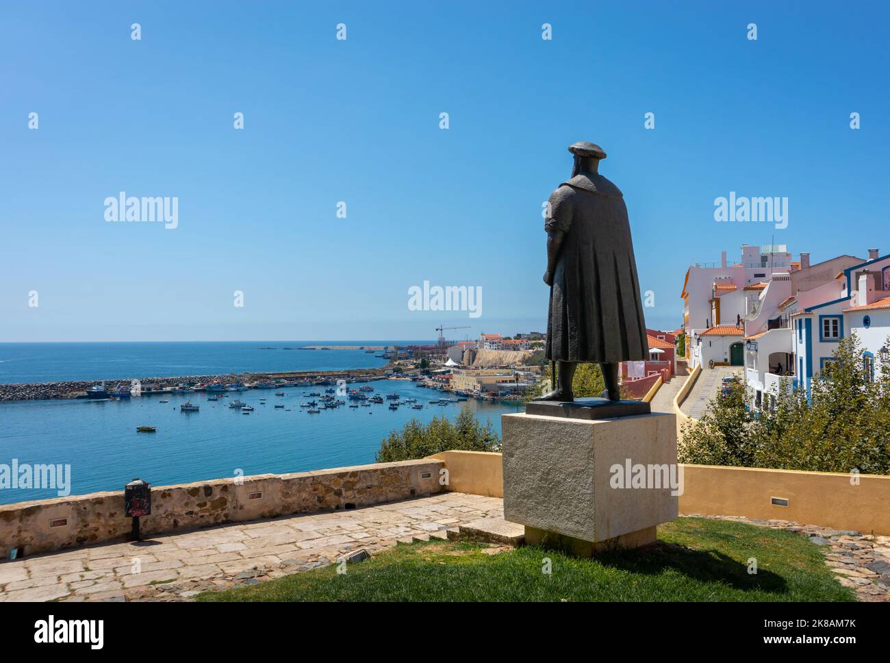 Portugal, août 2022 : sculpture de Vasco da Gama regardant l'océan Atlantique dans sa ville natale Sines, Portugal Banque D'Images