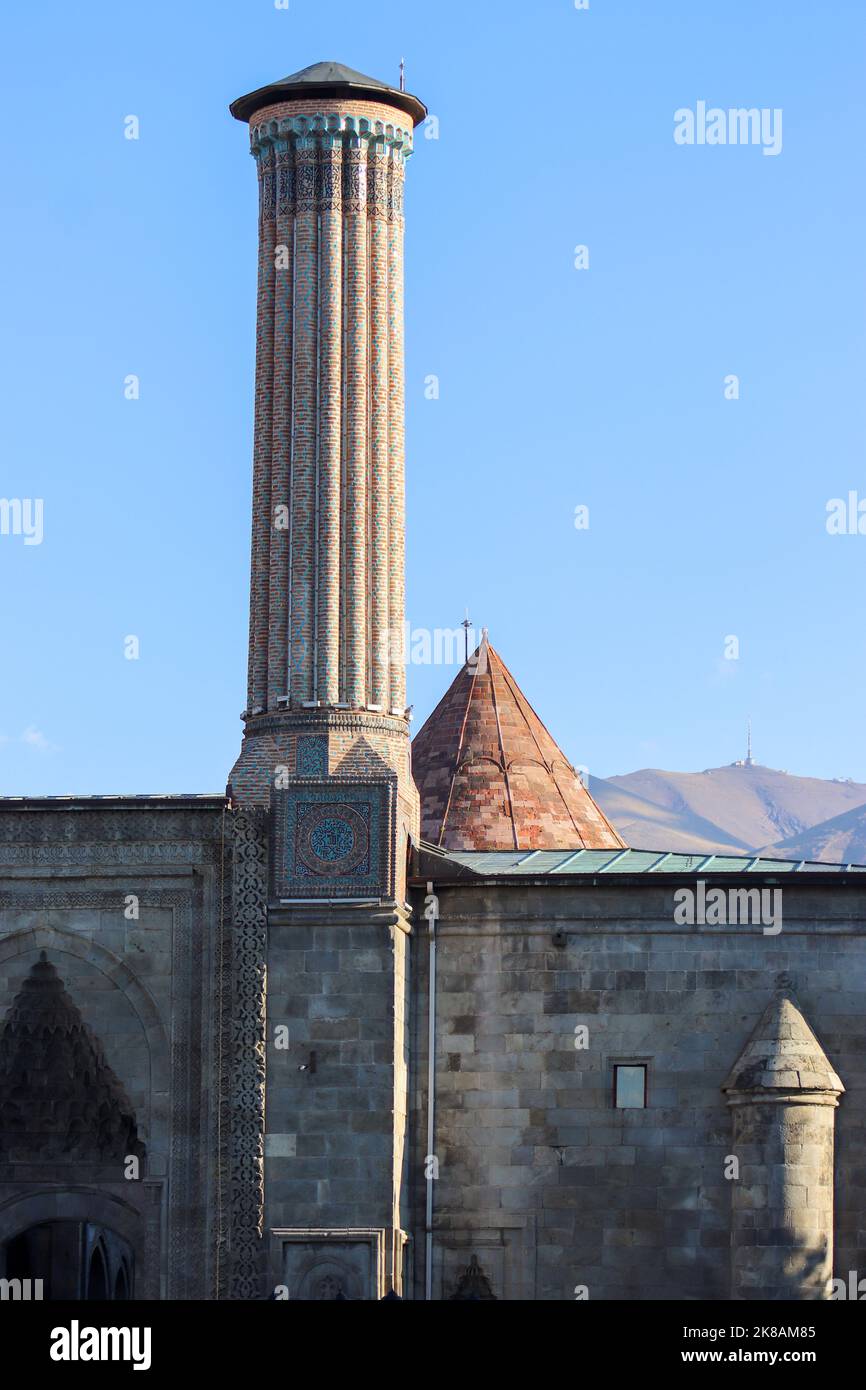 Double minaret Madrasa (turc: Çifte Minareli Megrese) . Erzurum est situé en Turquie. Le madrasa a été construit pendant la période Seljuk. Banque D'Images