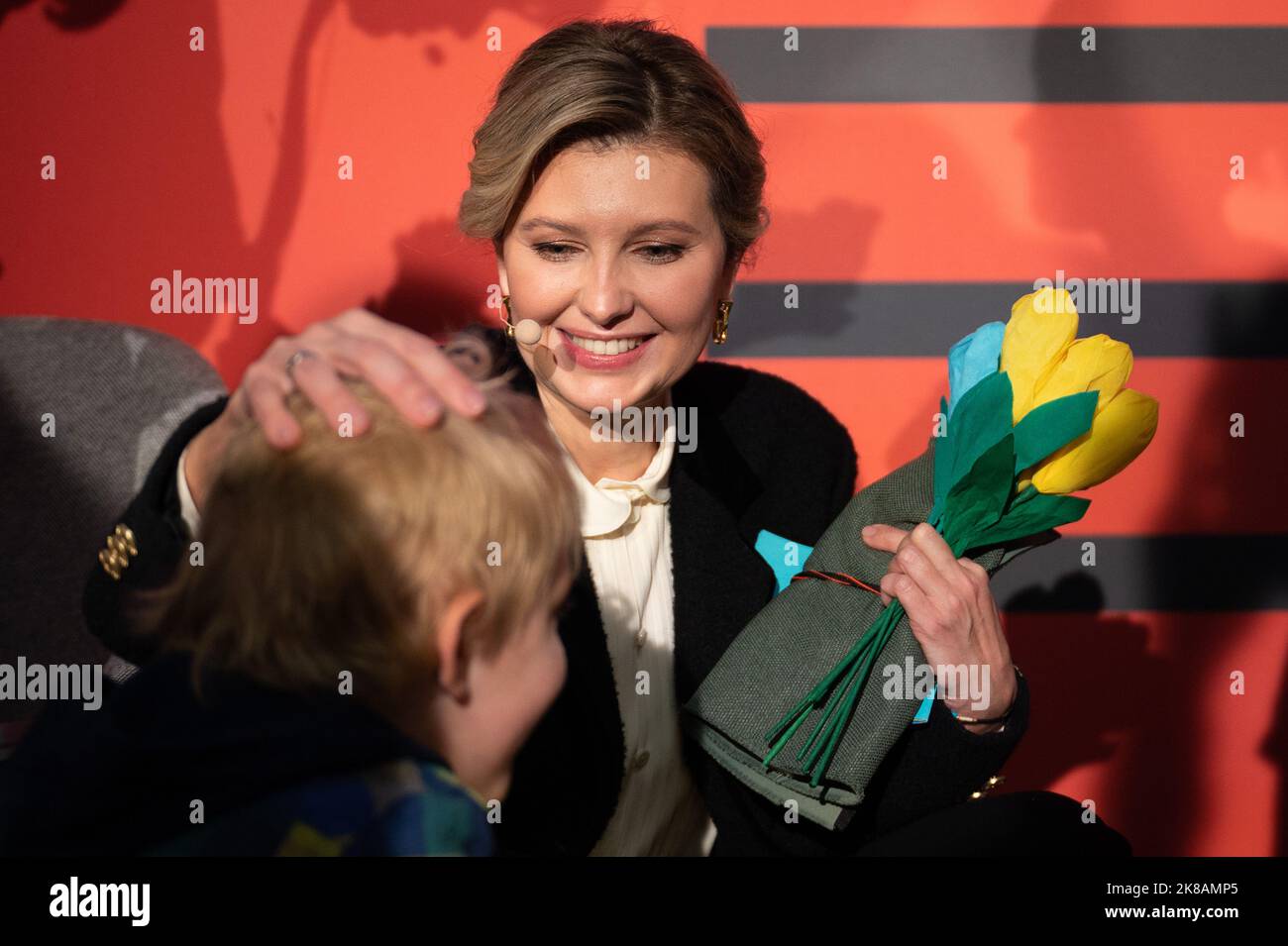 22 octobre 2022, Hesse, Francfort-sur-le-main: Olena Selenska, épouse du président ukrainien, touche la tête d'un garçon lors de la présentation du projet de livre et de livre audio "Better Time Stories" à la Foire du livre de Francfort. Le projet permet à des parents en Ukraine de lire des livres à des enfants réfugiés en exil à l'aide d'une application. Photo: Sebastian Gollnow/dpa Banque D'Images