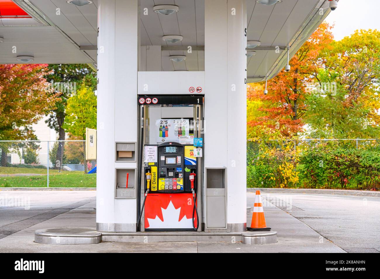 Stationservice de PetroCanada avec une pompe au centre. Le logo de l